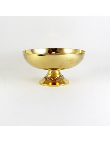 Copón-patena de metal bañado en oro con interior dorado.
Elegante diseño con cordón cincelado en la base.
Medidas: 9 cm de al