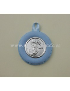 Medallón cuna plata maternidad disponible en azul y rosa.