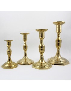 Candelero dorado con diseño elegante y liso y base octogonal.
Disponible en diferentes medidas: 14, 18, 20 y 25 cm de Altura