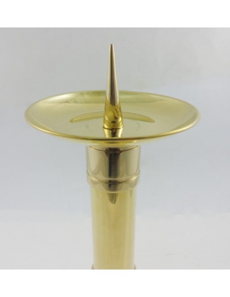 Candelero dorado metal 33 cm, diametro mechero 4 cm.

Opcional cambio mechero por pincho para velas de cera.