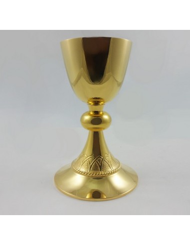 Cáliz de metal con baño de oro.
Elegante diseño con cordón cincelado en la base.
Medidas: 22 cm de altura - 10 cm Ø
