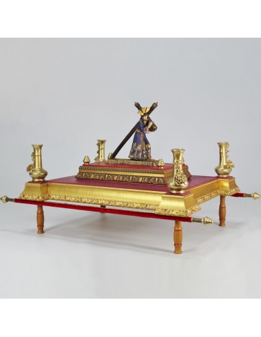 Trono miniatura de madera, tonos dorado y rojo.

Medidas:

Ancho - 43 cm
Largo - 72 cm
Alto - 23 cm.

Pedestal parte de