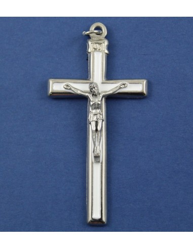 Cruz metal niquelada con esmalte blanco, 6,4 cm.