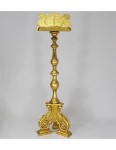 Atril de pie de madera tallada dorado.

Altura: 130 cm.
Posalibro: 30 x 37 cm.