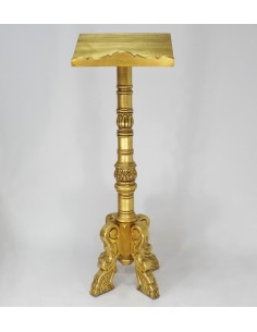 Atril de madera tallada acabado en oro. Pie con motivos de volutas y escocias de cuatro patas con volutas.

Altura: 125 cm.
