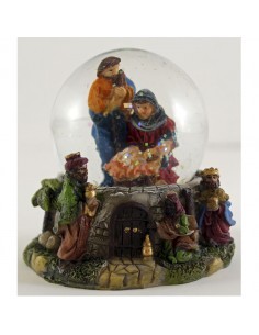 Bola de nieve con nacimiento y reyes magos 
Medidas: 8 x 8 x 9,50 cm