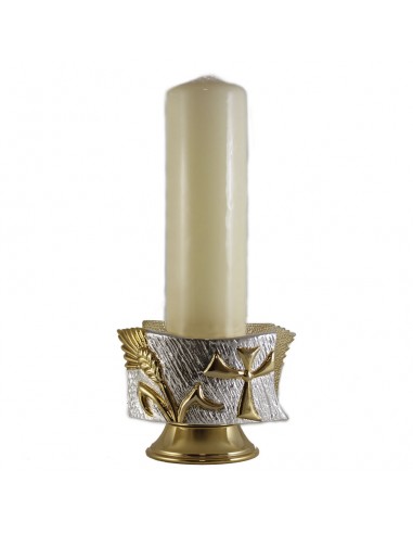 Candelero de metal plateado y oro para velas de 6cm.
La parte superior del candelero es plateada con adornos en dorado. Una cr