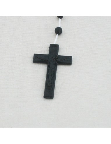 Rosario de con cuentas de plástico. Este rosario tiene como adorno una cruz. Modelo disponible en diferentes colores.
Largo: 4