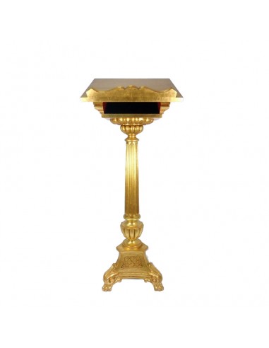 Atril de madera decorado en pan de oro.

Altura: 125 cm.
Posalibro: 45 x 35 cm.