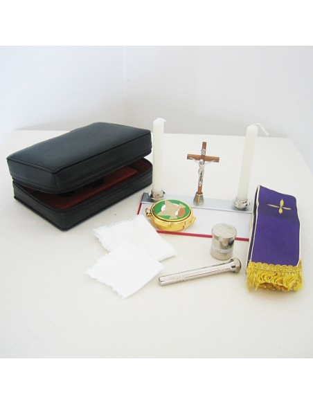 Cartera de sacramentos en piel con cierre de cremallera. 
Incluye: portaviatico, paño de altar, crucifijo, hisopo, crismera de