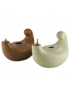 Lámpara de cerámica disponible en marrón o blanco. 
Dimensiones: 20 cm.