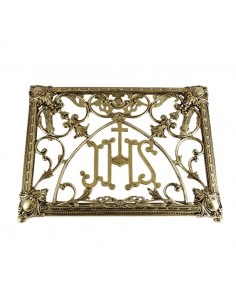 Atril de sobremesa de bronce con simbolo de JHS en el centro y detalles florales labrados.
Medida: 30 cm de alto x 41 cm de an