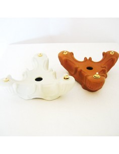 Lámpara de cerámica de tres luces. Disponible en diferentes colores, tanto marrón como blanco. Dimensiones: 20 cm.