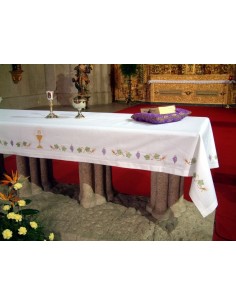 Mantel de altar con bordado JHS de colores con bordado en cuatro lados. 75% poliester 25 % algodón.

Disponible en diferentes