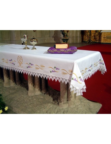 Mantel de altar bordado por los 4 lados con  uvas espigas, con puntilla en el borde, disponible como en la foto pero el bordado