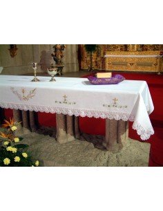 Mantel de altar con motivos bordados de espigas, vid y cáliz bordado frontal y laterales. 75%poliester 25 %algodón.
Disponible