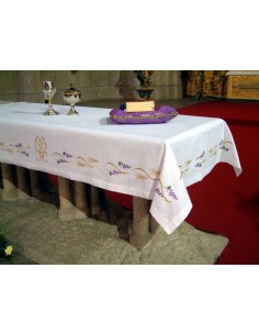Mantel de altar bordado uvas espigas disponible en color blanco.

Disponible en diferentes medidas.