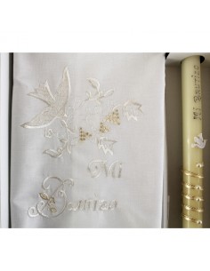 Pañuelo de bautismo con vela de bautismo
Medida pañuelo: 65 cm de largo x 37 cm de anchura 
Medida vela: 30 cm de largo x 2 c