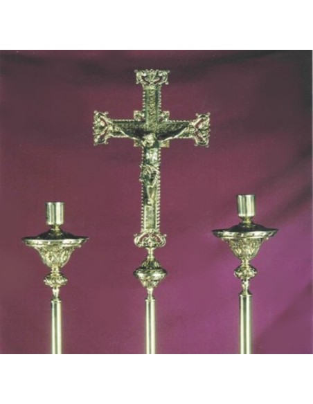 Cruz parroquial de bronce con varal en acabado dorado. 
La cruz está compuesta de detalles labrados.

Dimensiones:

Cruz(s