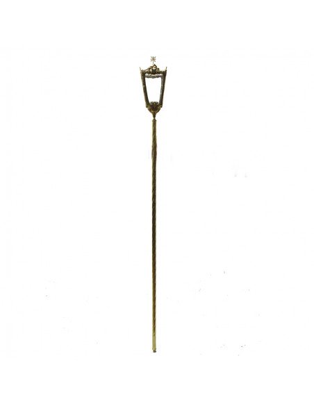 Farol de bronce con varal
Medida:
Varal: 155 cm 
Farol: 33 cm de alto x 14 cm de ancho