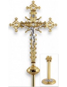 Cruz procesiona de latón dorado, cruz fundida estilo barroco parcialmente perforada 
Vara de 120 cm
Las medidas de la cruz so
