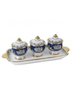 Juego de crismeras de ceramica con bandeja en color azul con cruz dorada
Detalles con baño de oro
Medida crismera: 9 cm de al