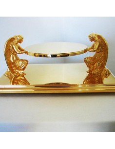 Tabor de metal con acabado en baño de oro. Decorado con ángeles portadores. Dimensiones: 22x44x25 cm. 

Permite Custodias de 