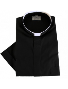 Camisa para sacerdote de manga corta con cuello romano mezcla algodón.
Cuello adaptado para tirilla o alzacuellos. Este tipo d