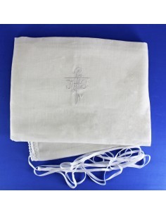 Amito con cruz bordada en blanco y encaje exterior
 Medida: 60 x 80 cm.