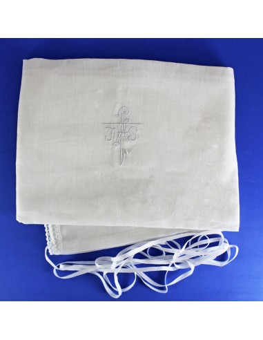 Amito con cruz bordada en blanco y encaje exterior
 Medida: 60 x 80 cm.