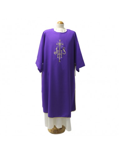 Dalmatica de poliester con bordado en dorado en el pecho de una cruz y JHS. Disponible en los cuatro colores litúrgicos.


