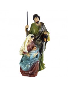 Imagen religiosa de la Sagrada Familia.
Esta figura en una sola pieza, presenta a María con túnica rojiza, velo blanco y capa 