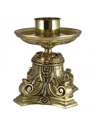 Candelero capitel grande de bronce con acabado dorado.
El candelero está compuesto por detalles florales labrados. 
Dimension