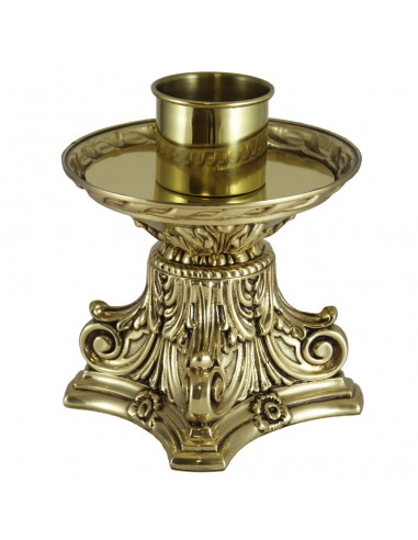 Candelero capitel mediano en acabado dorado.
Tiene diversos detalles florales repartidos por todo el candelero.
Dimensiones: 