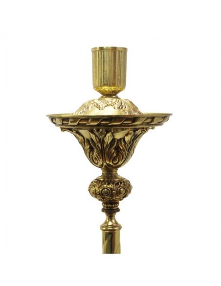 Cirial de bronce con acabado en dorado.
Contiene detalles labrados con motivos florales.
Diámetro del varal: 2.50 cm.
Mecher
