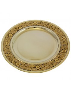 Patena metal dorada con baño de oro 24 qtes decorada con motivos florales en los bordes.

Medida interior: 15.50 cm 
Medida 