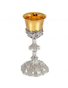 Cáliz metal plateado copa dorada con apóstoles labrados.
Seis arriba en la parte de la copa y seis abajo en la base.

Diamet
