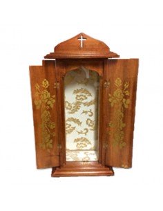 Capilla de madera de 2 puertas, decorada con detalles florales tanto en el interior como el exterior.
Disponible en distintas 