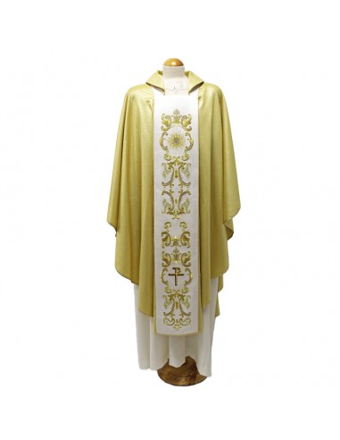 Casulla telido papale lana oro con galón blanco bordado.