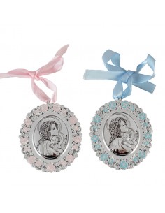 Medallón plateado esmaltado con detalle de la Virgen con niñol.
Disponible en rosa y azul.