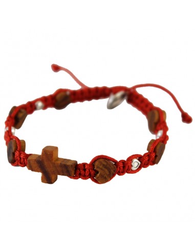 Surtido pulsera de hilo con cruz de madera de olivo, medalla de San Benito y corazones de madera y de metal pequeños.