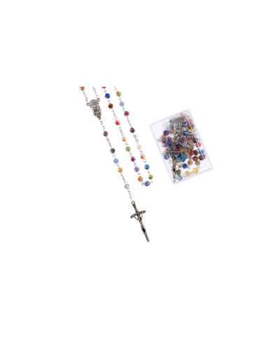 Caja de plástico con rosario de cuentas de colores y flores.
Detalle de medallon de la Virgen con el niño.