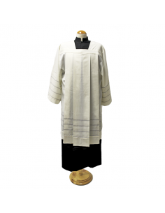 Roquete blanco roto confeccionado en mezcla lana con cenefas grises alternandose con cuadros insertados en la misma tela.
Teji
