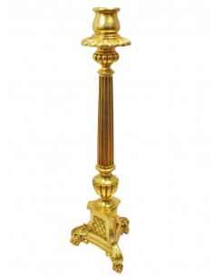 Pie de cirio de madera decorado en pan de oro para cirio de 9,50 cm.
Dimensiones: 135x40 cm.
Mechero: 9,5 cm 
