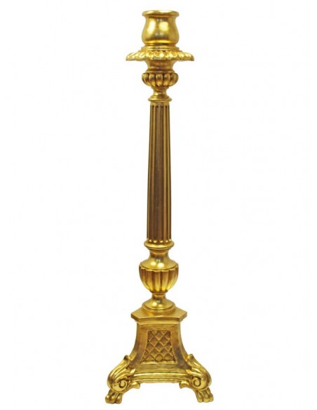 Pie de cirio de madera decorado en pan de oro para cirio de 9,50 cm.
Dimensiones: 135x40 cm.
Mechero: 9,5 cm 
