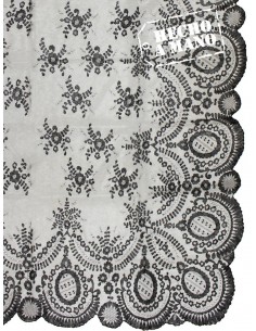 Mantilla con tul de seda bordado a mano.
Disponible en color blanco con bordado en blanco, en negra con bordado negro y negra 