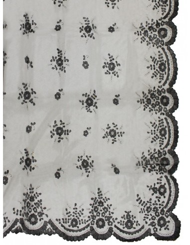 Mantilla con tul de seda bordado a mano.
Disponible en color blanco con bordado en blanco, en negra con bordado negro y negra 