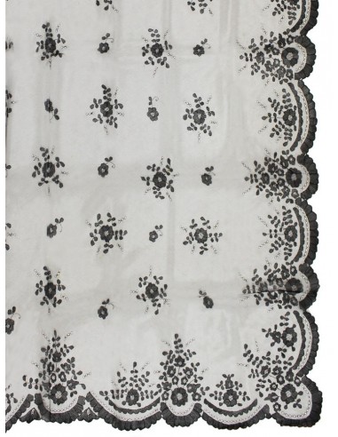 Mantilla con tul de seda bordado a mano.
Disponible en color blanco con bordado en blanco, en negra con bordado negro y negra 