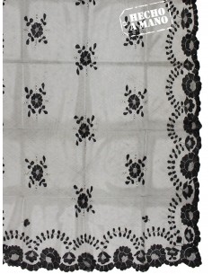 Media mantilla con tul de seda bordado a mano.
Disponible en color blanco con bordado en blanco, en negra con bordado negro y 