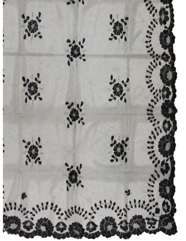 Media mantilla con tul de seda bordado a mano.
Disponible en color blanco con bordado en blanco, en negra con bordado negro y 